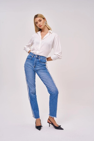Bir model, Tuba Butik toptan giyim markasının  Yüksek Bel Çift Renk Kadın Kot Pantolon - Mavi
 toptan Kot Pantolon ürününü sergiliyor.