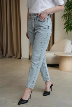 Veleprodajni model oblačil nosi 12697-high-waist-stone-detailed-mom-women's-jeans-blue, turška veleprodaja Kavbojke od Tuba Butik