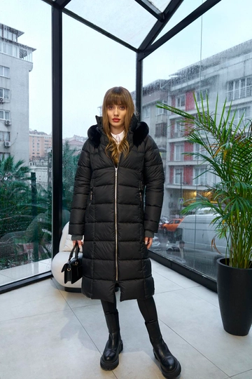 Ein Bekleidungsmodell aus dem Großhandel trägt  Langer Kunstfell-Kapuzenmantel Für Damen – Schwarz
, türkischer Großhandel Mantel von Tuba Butik