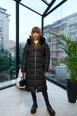 Een kledingmodel uit de groothandel draagt tbu12700-long-women's-faux-fur-hooded-coat-black, Turkse groothandel  van 