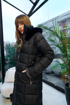 Veleprodajni model oblačil nosi tbu12700-long-women's-faux-fur-hooded-coat-black, turška veleprodaja Plašč od Tuba Butik