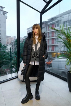 Модел на дрехи на едро носи tbu12700-long-women's-faux-fur-hooded-coat-black, турски едро Палто на Tuba Butik