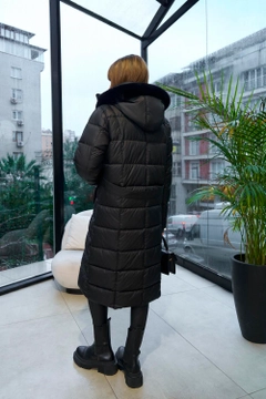 Ένα μοντέλο χονδρικής πώλησης ρούχων φοράει tbu12700-long-women's-faux-fur-hooded-coat-black, τούρκικο Σακάκι χονδρικής πώλησης από Tuba Butik