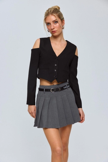 Bir model, Tuba Butik toptan giyim markasının  Kol Detaylı V Yaka Kadın Yelek - Siyah
 toptan Yelek ürününü sergiliyor.