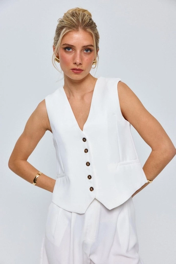 Veleprodajni model oblačil nosi  Ženski Brezrokavnik Z V-izrezom In Gumbi – Bel
, turška veleprodaja Telovnik od Tuba Butik