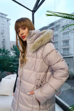Een kledingmodel uit de groothandel draagt tbu12741-faux-fur-hooded-long-coat-stone, Turkse groothandel Jas van Tuba Butik