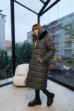 عارض ملابس بالجملة يرتدي tbu12742-faux-fur-hooded-long-coat-smoked، تركي بالجملة معطف من Tuba Butik