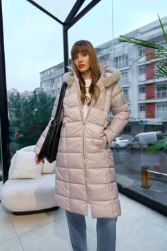 Ένα μοντέλο χονδρικής πώλησης ρούχων φοράει tbu12741-faux-fur-hooded-long-coat-stone, τούρκικο Σακάκι χονδρικής πώλησης από Tuba Butik