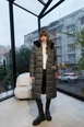 Een kledingmodel uit de groothandel draagt tbu12742-faux-fur-hooded-long-coat-smoked, Turkse groothandel  van 
