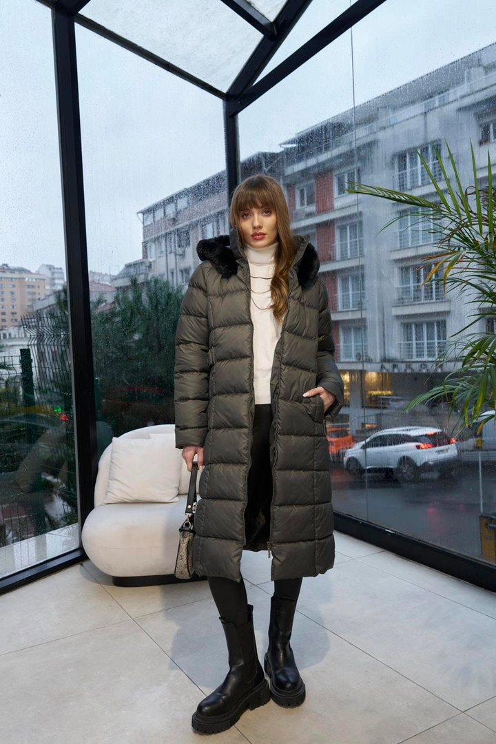 Een kledingmodel uit de groothandel draagt tbu12742-faux-fur-hooded-long-coat-smoked, Turkse groothandel Jas van Tuba Butik