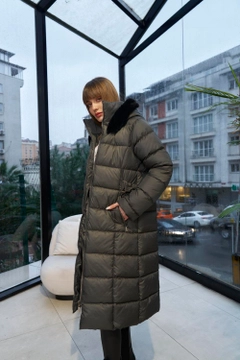 Een kledingmodel uit de groothandel draagt tbu12742-faux-fur-hooded-long-coat-smoked, Turkse groothandel Jas van Tuba Butik