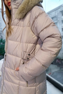 Veleprodajni model oblačil nosi tbu12741-faux-fur-hooded-long-coat-stone, turška veleprodaja Plašč od Tuba Butik