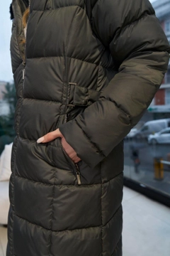 Модель оптовой продажи одежды носит tbu12742-faux-fur-hooded-long-coat-smoked, турецкий оптовый товар Пальто от Tuba Butik.