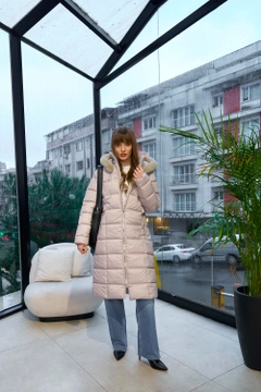 Модель оптовой продажи одежды носит tbu12741-faux-fur-hooded-long-coat-stone, турецкий оптовый товар Пальто от Tuba Butik.