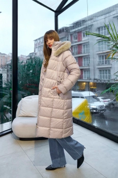 Un mannequin de vêtements en gros porte tbu12741-faux-fur-hooded-long-coat-stone, Manteau en gros de Tuba Butik en provenance de Turquie