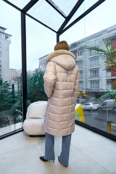 Модел на дрехи на едро носи tbu12741-faux-fur-hooded-long-coat-stone, турски едро Палто на Tuba Butik
