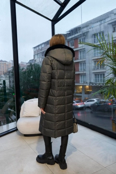 Ένα μοντέλο χονδρικής πώλησης ρούχων φοράει tbu12742-faux-fur-hooded-long-coat-smoked, τούρκικο Σακάκι χονδρικής πώλησης από Tuba Butik