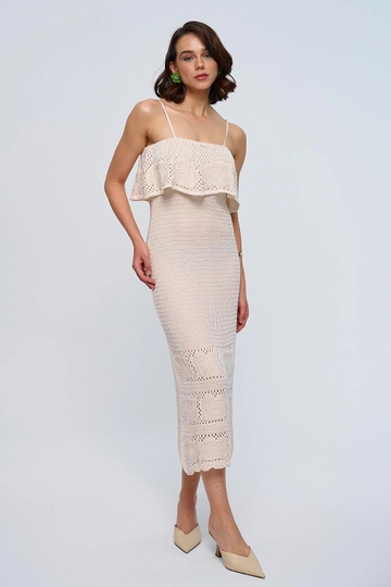 Ένα μοντέλο χονδρικής πώλησης ρούχων φοράει  Πλεκτό Πλεκτό Μακρύ Φόρεμα - Κρεμ
, τούρκικο Φόρεμα χονδρικής πώλησης από Tuba Butik