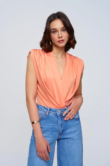 Een kledingmodel uit de groothandel draagt  Gewatteerde Bodysuit Met Dubbele Rij Knopen En Kraag - Oranje
, Turkse groothandel Romper van Tuba Butik