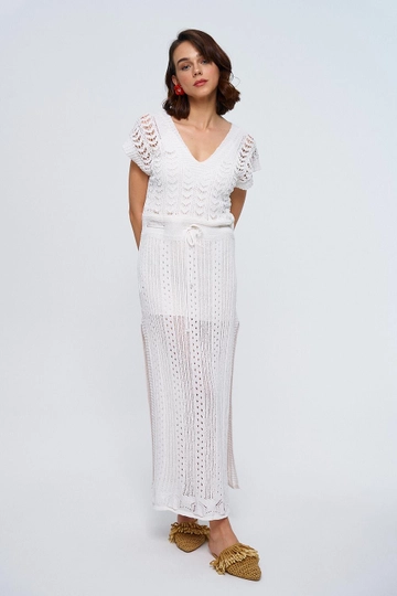 Ένα μοντέλο χονδρικής πώλησης ρούχων φοράει  Μακρύ Πλεκτό Φόρεμα Με Λαιμόκοψη Με Λαιμόκοψη - Εκρού
, τούρκικο Φόρεμα χονδρικής πώλησης από Tuba Butik