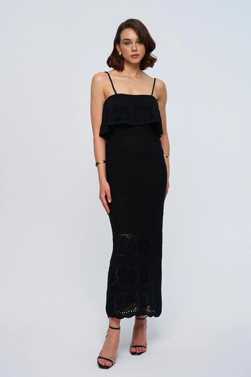 Bir model, Tuba Butik toptan giyim markasının  Askılı Ajurlu Triko Uzun Elbise - Siyah
 toptan Elbise ürününü sergiliyor.