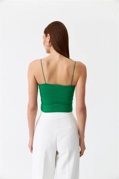 Ένα μοντέλο χονδρικής πώλησης ρούχων φοράει 47421 - Crop Top - Green, τούρκικο Crop top χονδρικής πώλησης από Tuba Butik