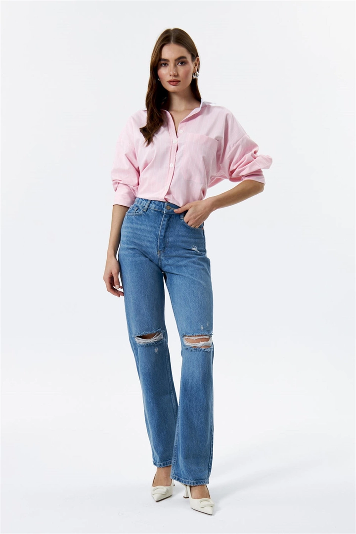Bir model, Tuba Butik toptan giyim markasının TBU10173 - High Waist Ripped Detailed Women's Jeans - Blue toptan Kot Pantolon ürününü sergiliyor.