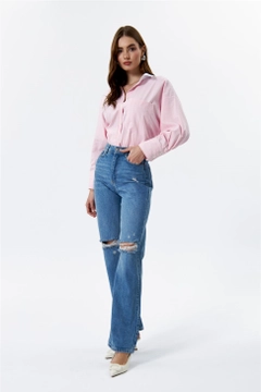 Een kledingmodel uit de groothandel draagt TBU10173 - High Waist Ripped Detailed Women's Jeans - Blue, Turkse groothandel Jeans van Tuba Butik