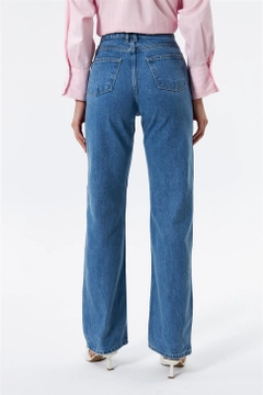 Модель оптовой продажи одежды носит TBU10173 - High Waist Ripped Detailed Women's Jeans - Blue, турецкий оптовый товар Джинсы от Tuba Butik.