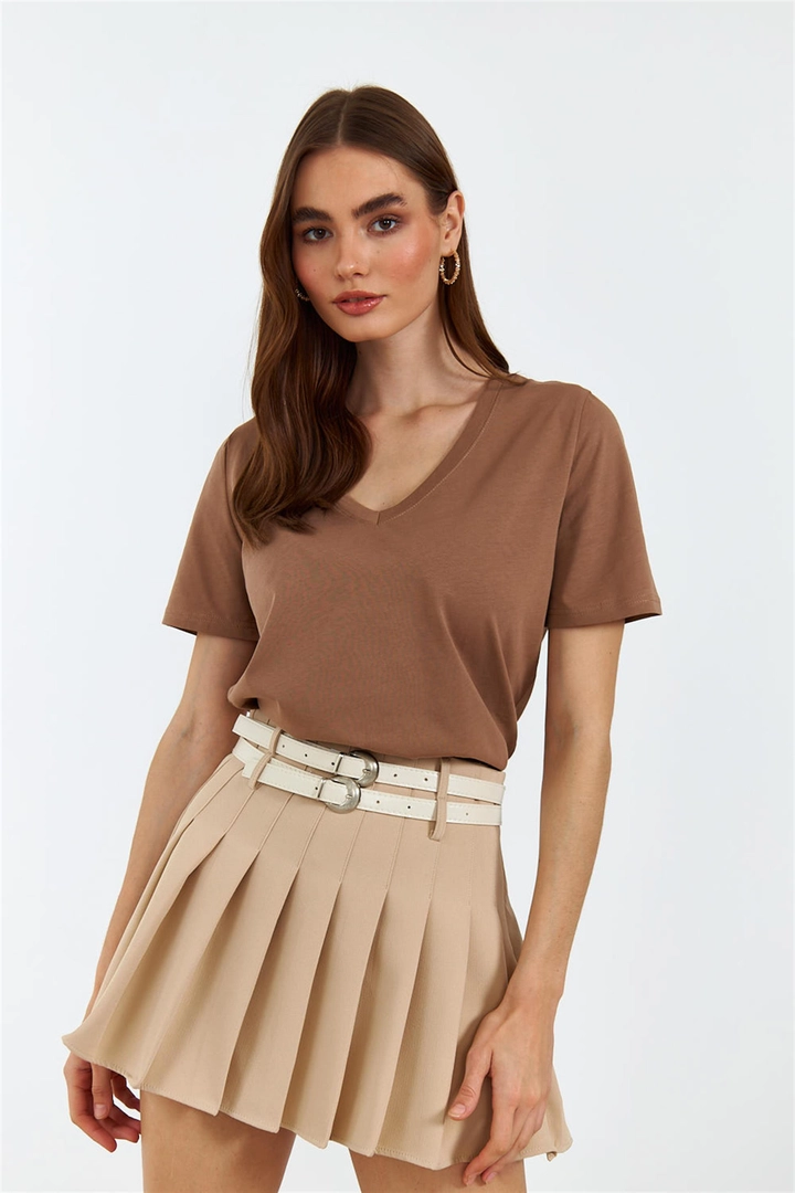Ένα μοντέλο χονδρικής πώλησης ρούχων φοράει TBU10363 - Women's V-Neck Short Sleeve T-Shirt - Brown, τούρκικο T-shirt χονδρικής πώλησης από Tuba Butik