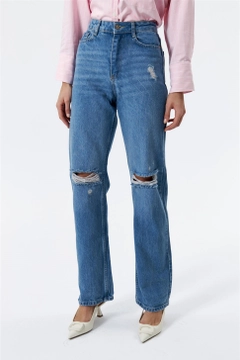 Ein Bekleidungsmodell aus dem Großhandel trägt TBU10173 - High Waist Ripped Detailed Women's Jeans - Blue, türkischer Großhandel Jeans von Tuba Butik