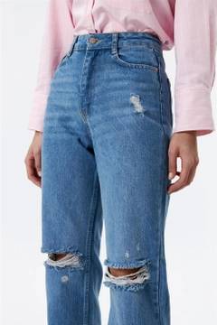Ein Bekleidungsmodell aus dem Großhandel trägt TBU10173 - High Waist Ripped Detailed Women's Jeans - Blue, türkischer Großhandel Jeans von Tuba Butik