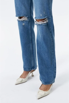 Модель оптовой продажи одежды носит TBU10173 - High Waist Ripped Detailed Women's Jeans - Blue, турецкий оптовый товар Джинсы от Tuba Butik.