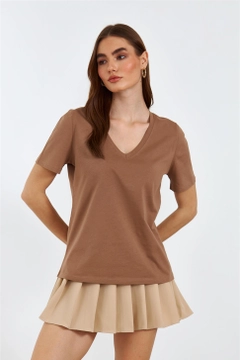 Hurtowa modelka nosi TBU10363 - Women's V-Neck Short Sleeve T-Shirt - Brown, turecka hurtownia Podkoszulek firmy Tuba Butik
