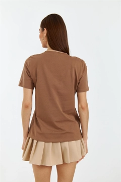 Модел на дрехи на едро носи TBU10363 - Women's V-Neck Short Sleeve T-Shirt - Brown, турски едро Тениска на Tuba Butik