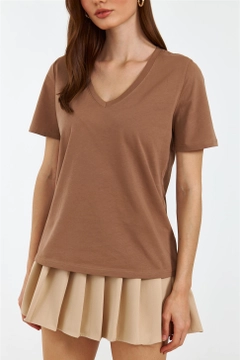 Een kledingmodel uit de groothandel draagt TBU10363 - Women's V-Neck Short Sleeve T-Shirt - Brown, Turkse groothandel T-shirt van Tuba Butik