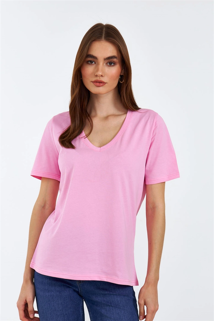 Модель оптовой продажи одежды носит TBU10373 - Women's V-Neck Short Sleeve T-Shirt - Pink, турецкий оптовый товар Футболка от Tuba Butik.