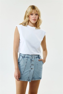 Bir model, Tuba Butik toptan giyim markasının TBU10437 - Padded Zero Sleeve Women's T-Shirt - White toptan Tişört ürününü sergiliyor.