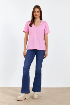 Um modelo de roupas no atacado usa TBU10373 - Women's V-Neck Short Sleeve T-Shirt - Pink, atacado turco Camiseta de Tuba Butik