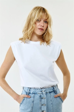 Una modelo de ropa al por mayor lleva TBU10437 - Padded Zero Sleeve Women's T-Shirt - White, Camiseta turco al por mayor de Tuba Butik