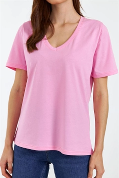Una modella di abbigliamento all'ingrosso indossa TBU10373 - Women's V-Neck Short Sleeve T-Shirt - Pink, vendita all'ingrosso turca di Maglietta di Tuba Butik