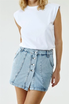 Bir model, Tuba Butik toptan giyim markasının TBU10437 - Padded Zero Sleeve Women's T-Shirt - White toptan Tişört ürününü sergiliyor.