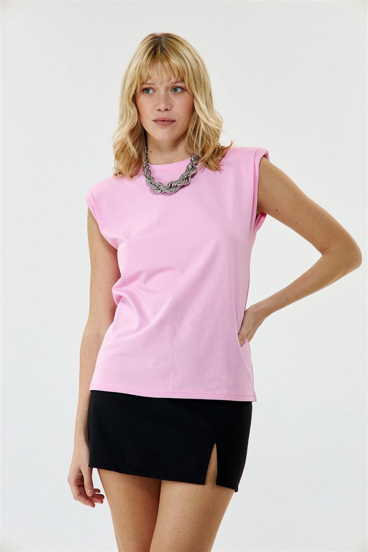 Bir model, Tuba Butik toptan giyim markasının TBU10446 - Padded Zero Sleeve Women's T-Shirt - Pink toptan Tişört ürününü sergiliyor.