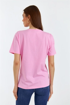 Ein Bekleidungsmodell aus dem Großhandel trägt TBU10373 - Women's V-Neck Short Sleeve T-Shirt - Pink, türkischer Großhandel T-Shirt von Tuba Butik