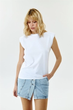 Una modelo de ropa al por mayor lleva TBU10437 - Padded Zero Sleeve Women's T-Shirt - White, Camiseta turco al por mayor de Tuba Butik