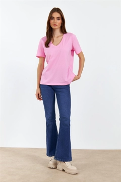 Una modella di abbigliamento all'ingrosso indossa TBU10373 - Women's V-Neck Short Sleeve T-Shirt - Pink, vendita all'ingrosso turca di Maglietta di Tuba Butik