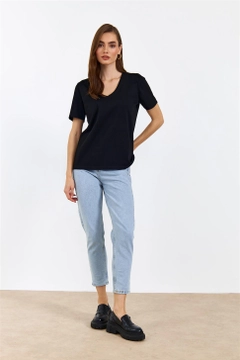 Bir model, Tuba Butik toptan giyim markasının TBU10445 - Women's V-Neck Short Sleeve T-Shirt - Black toptan Tişört ürününü sergiliyor.