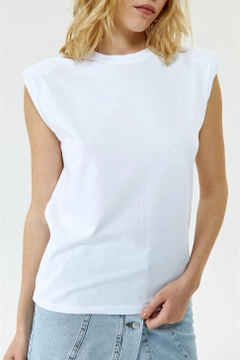Um modelo de roupas no atacado usa TBU10437 - Padded Zero Sleeve Women's T-Shirt - White, atacado turco Camiseta de Tuba Butik