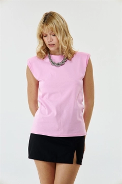 Een kledingmodel uit de groothandel draagt TBU10446 - Padded Zero Sleeve Women's T-Shirt - Pink, Turkse groothandel T-shirt van Tuba Butik