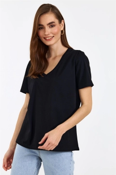 Veleprodajni model oblačil nosi TBU10445 - Women's V-Neck Short Sleeve T-Shirt - Black, turška veleprodaja Majica s kratkimi rokavi od Tuba Butik